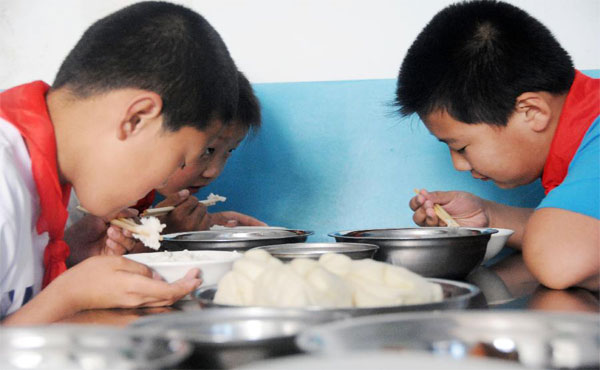 學(xué)生營養(yǎng)餐配送變成了“問題餐”誰來負責(zé)？